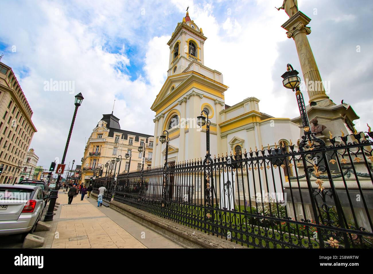 Die Kathedrale von Punta Arenas, die südlichste Stadt Chiles, liegt in der Magallanes-Region an der Küste der Magellan-Straße Stockfoto