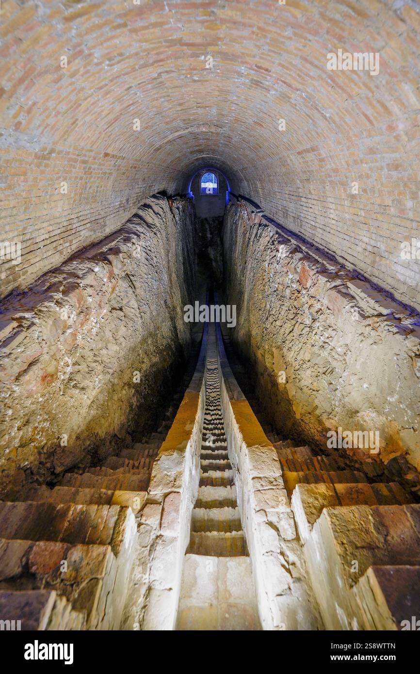 Unterirdischer Graben des Ulugh Beg Observatoriums mit dem unteren Teil seines Meridianbogens in Samarkand, Usbekistan, erbaut im 15. Jahrhundert, war es PA Stockfoto