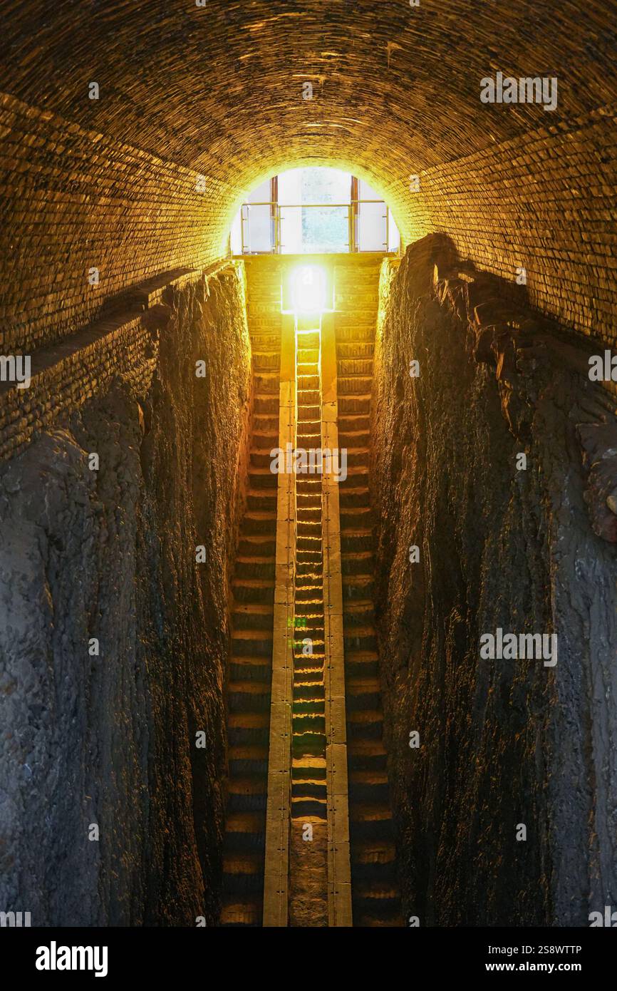 Unterirdischer Graben des Ulugh Beg Observatoriums mit dem unteren Teil seines Meridianbogens in Samarkand, Usbekistan, erbaut im 15. Jahrhundert, war es PA Stockfoto