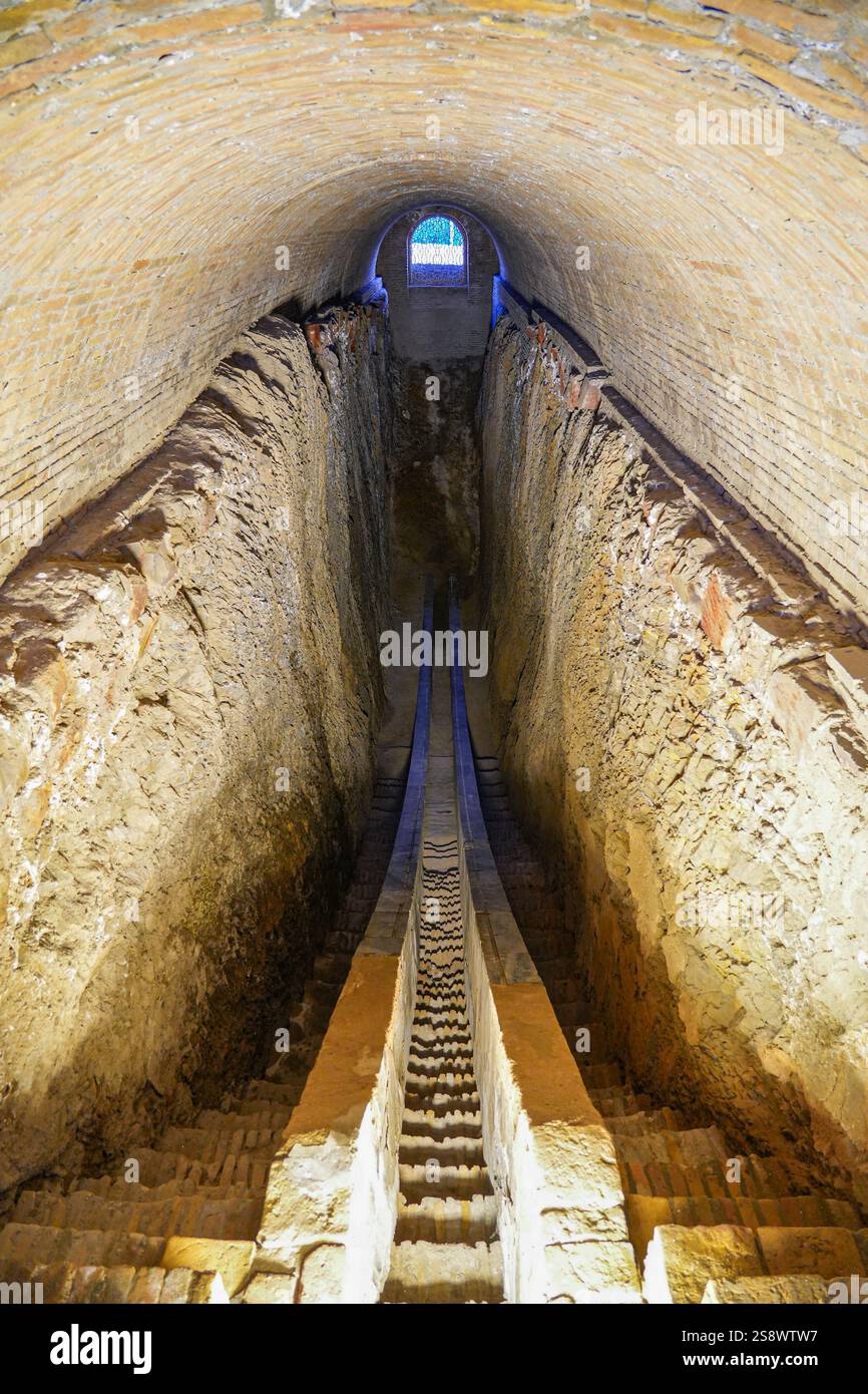 Unterirdischer Graben des Ulugh Beg Observatoriums mit dem unteren Teil seines Meridianbogens in Samarkand, Usbekistan, erbaut im 15. Jahrhundert, war es PA Stockfoto