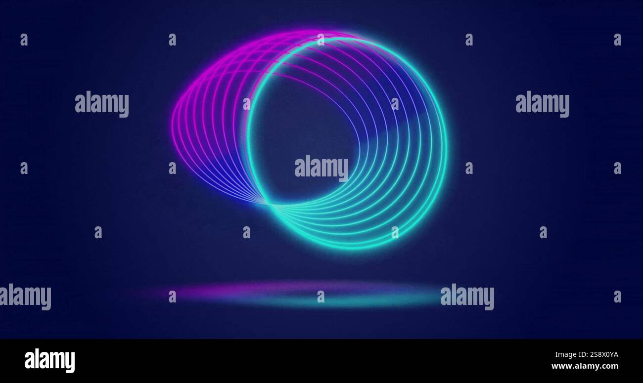 Bild eines leuchtenden neonblauen Kreises, der sich über schwarzem Hintergrund bewegt Stockfoto