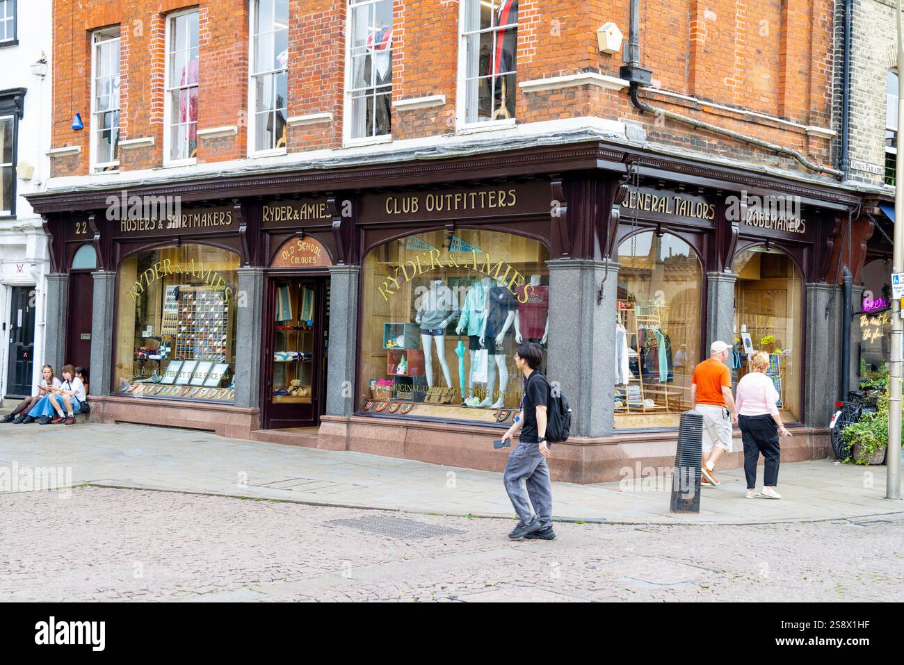 Stadtzentrum von Cambridge, East Anglia, England. Ryder & Amies Traditional Outfiters, Schneider, Kleidung und Hemdmacher Stockfoto
