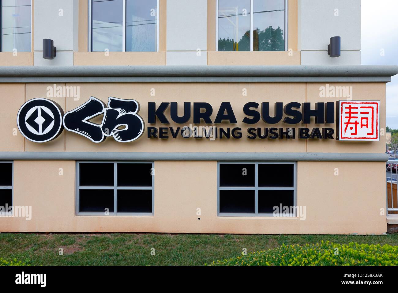 Beschilderung für die Kura Revolving Sushi Bar くら寿司, die US-Subventionskasse von Kura Sushi, einem Sushi-Kettenrestaurant mit Förderband. Stockfoto