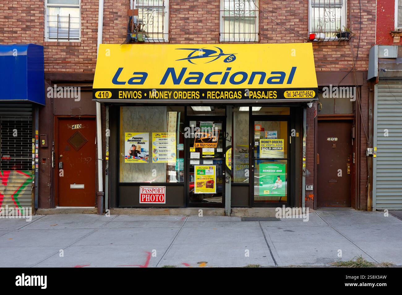 La Nacional, 410 Broadway, Brooklyn, New York, New York, NYC Storefront Foto eines lateinamerikanischen Geldtransferservice im Viertel Williamsburg. Stockfoto