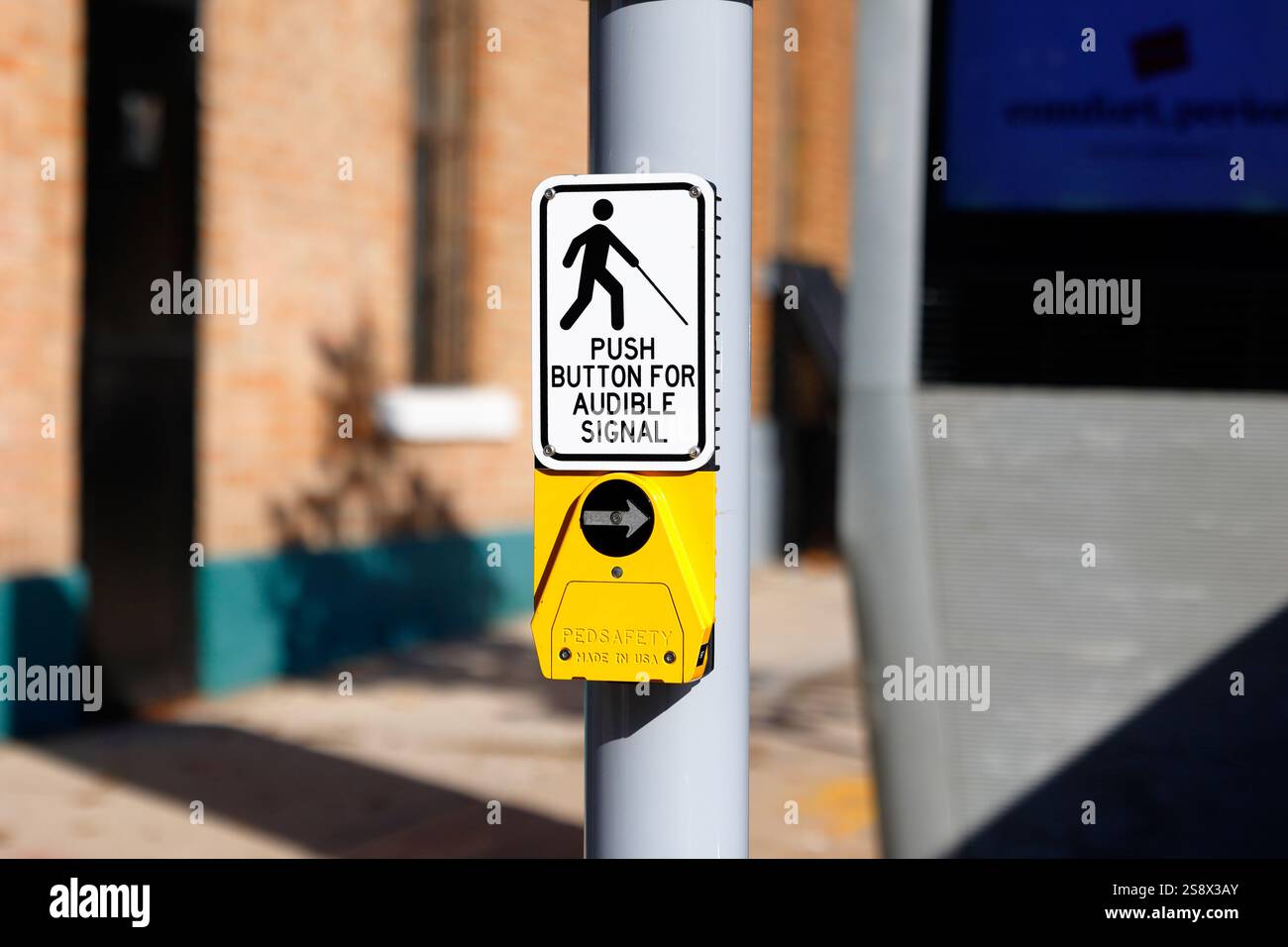 Eine Pedsafety Guardian-Drucktaste für zugängliches Fußgängersignal oder eine akustische Fußgängerschutzvorrichtung mit „Drucktaste für akustisches Signal“ Stockfoto