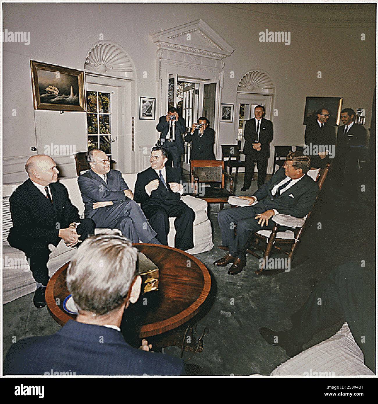 Washington, DC – US-Präsident John F. Kennedy trifft sich am 18. Oktober 1962 mit sowjetischen Beamten im Oval Office des Weißen Hauses in Washington, DC. Von links nach rechts: Stellvertretender sowjetischer Minister Wladimir S. Seyemenow, Botschafter der UdSSR Anatoly F. Dobrynin, sowjetischer Außenminister Andrej Gromyko, Präsident Kennedy, Fotografen, Helfer. Kredit: Robert Knudsen / Weißes Haus über CNP /MediaPunch Stockfoto