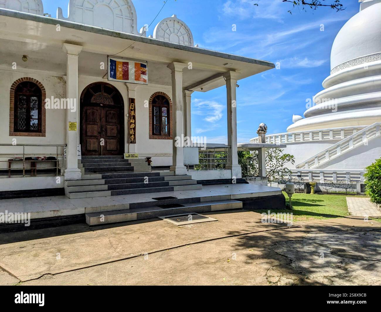 Japanische Friedenspagode Tempel Unawatuna - Smartphone-aufgenommenes Stockfoto