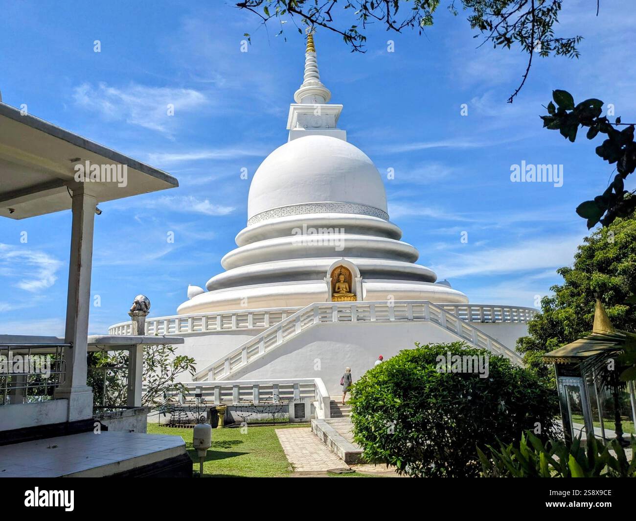 Japanische Friedenspagode Tempel Unawatuna - Smartphone-aufgenommenes Stockfoto