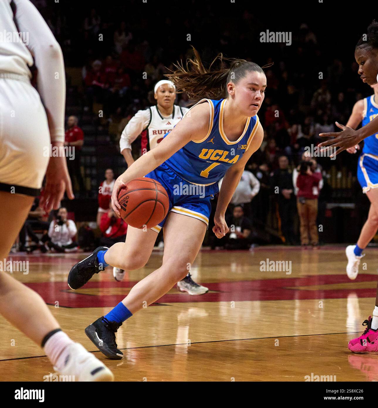 Die UCLA Bruins-Wächterin Elina Aarnisalo (7) dringt am Donnerstag, den 23. Januar 2025, während eines Big 10 Conference Spiels in der Jersey MikeÕs Arena in Piscataway in New Jersey gegen die Rutgers Scarlet Knights vor. Duncan Williams/CSM Stockfoto