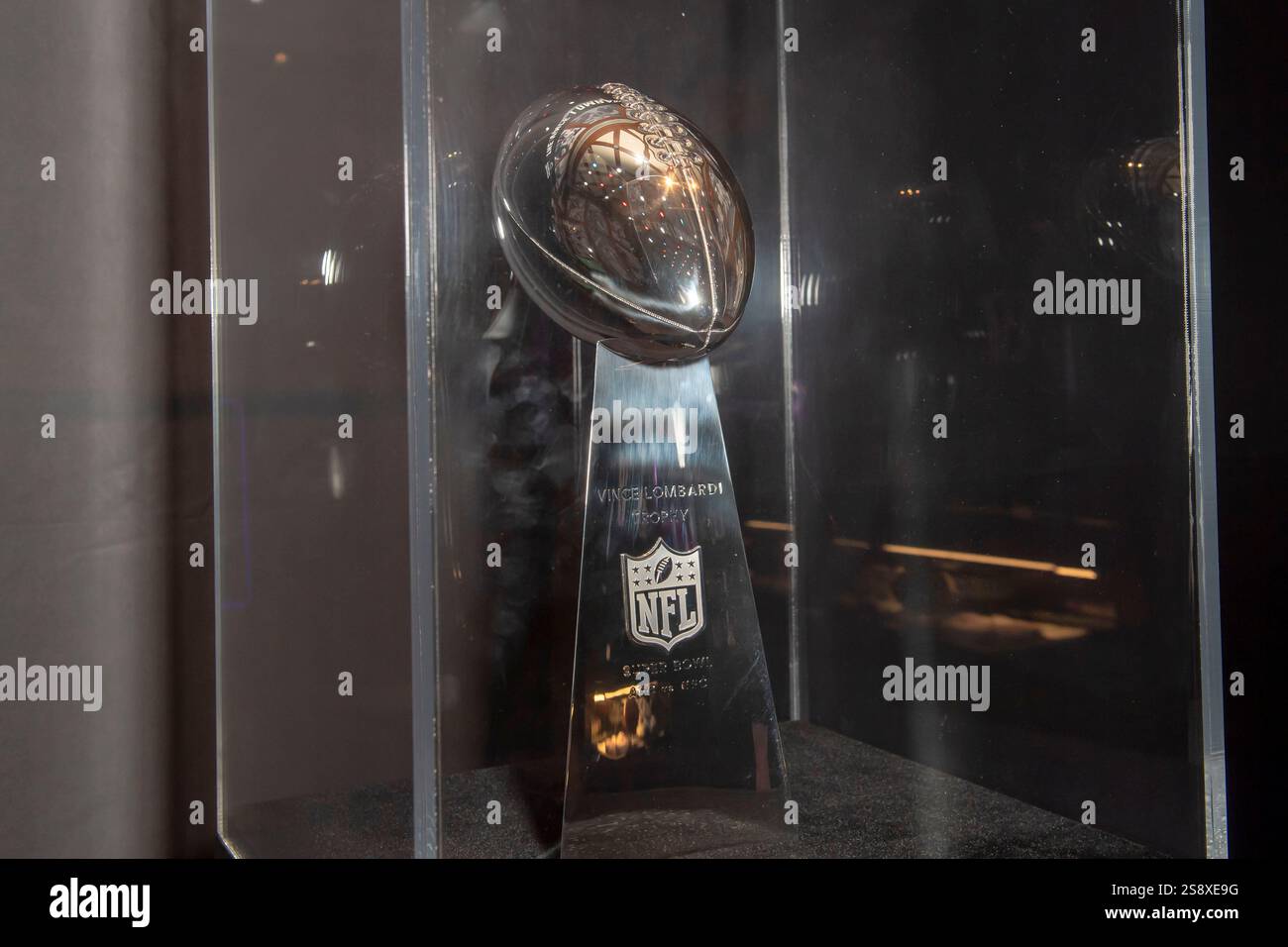 New York, Usa. Januar 2025. NEW YORK, NEW YORK - 23. JANUAR: Die Vince Lombardi Trophy der National Football League wird im Super Bowl im Paley Center vor der New Yorker Vorführung „The Buddy Way“ im Paley Museum am 23. Januar 2025 in New York City gezeigt. (Foto: Ron Adar/SOPA Images/SIPA USA) Credit: SIPA USA/Alamy Live News Stockfoto