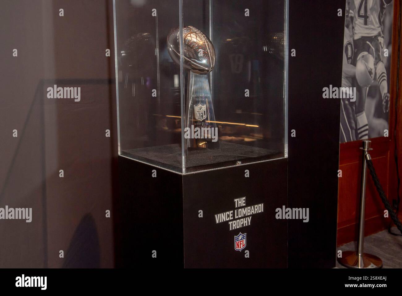 New York, Usa. Januar 2025. NEW YORK, NEW YORK - 23. JANUAR: Die Vince Lombardi Trophy der National Football League wird im Super Bowl im Paley Center vor der New Yorker Vorführung „The Buddy Way“ im Paley Museum am 23. Januar 2025 in New York City gezeigt. (Foto: Ron Adar/SOPA Images/SIPA USA) Credit: SIPA USA/Alamy Live News Stockfoto