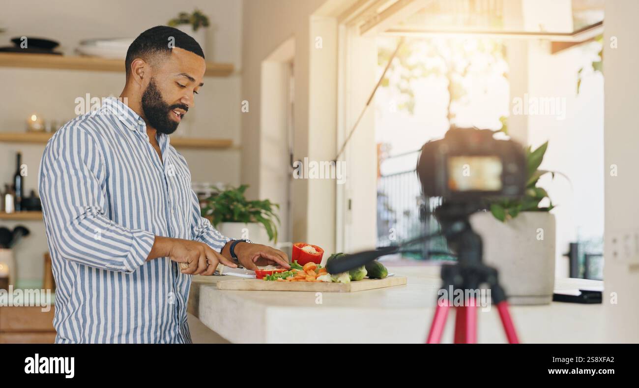 Kamera, Live-Streaming und Mann in der Küche für Kochen Tutorial, Küche und Mahlzeit Vorbereitung zu Hause. Kulinarischer Influencer, Inhaltsersteller und Person Stockfoto