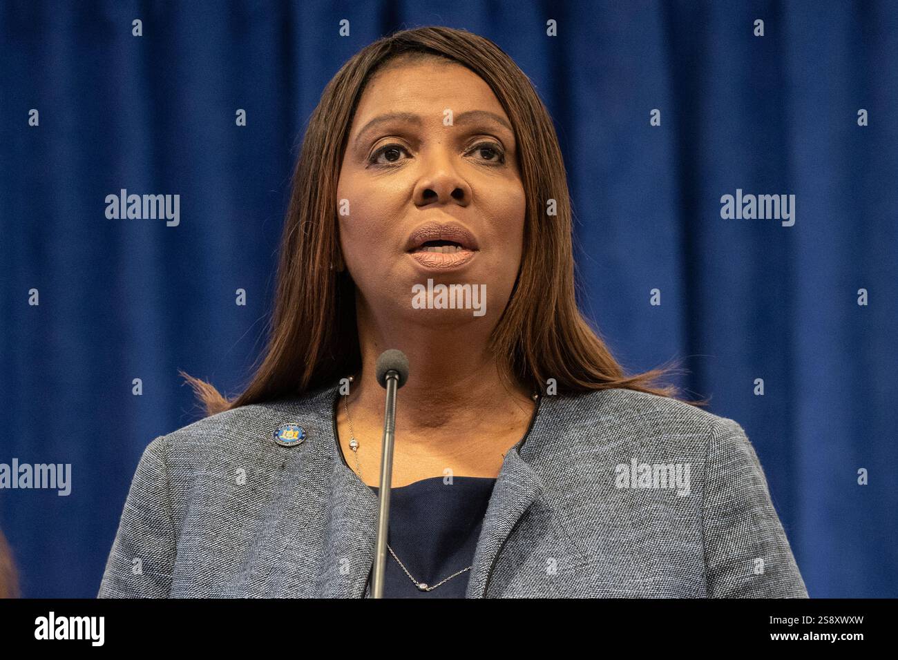 New York, New York, 23. Januar 2025: Die Generalstaatsanwältin Letitia James gibt am 23. Januar 2025 im Büro des New Yorker Generalstaatsanwalts in New York eine Erklärung über eine grundsätzliche Einigung mit Mitgliedern der Familie Sackler und ihrer Firma Purdue Pharma, Inc. Für ihre Rolle bei der Entstehung der Opioidkrise bekannt. Quelle: Lev Radin/Alamy Live News Stockfoto