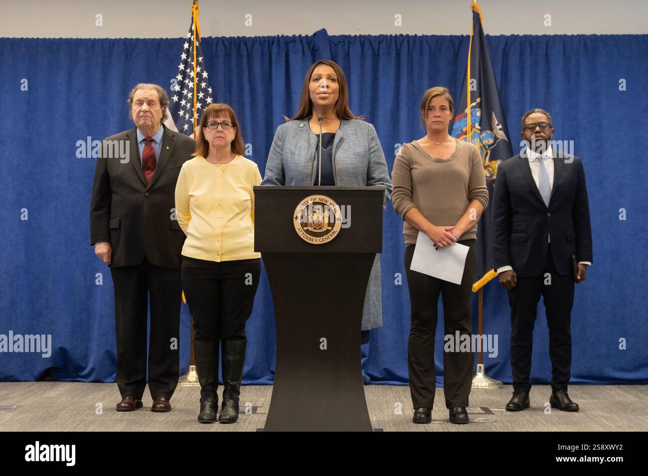 New York, New York, 23. Januar 2025: Die Generalstaatsanwältin Letitia James gibt am 23. Januar 2025 im Büro des New Yorker Generalstaatsanwalts in New York eine Erklärung über eine grundsätzliche Einigung mit Mitgliedern der Familie Sackler und ihrer Firma Purdue Pharma, Inc. Für ihre Rolle bei der Entstehung der Opioidkrise bekannt. Quelle: Lev Radin/Alamy Live News Stockfoto