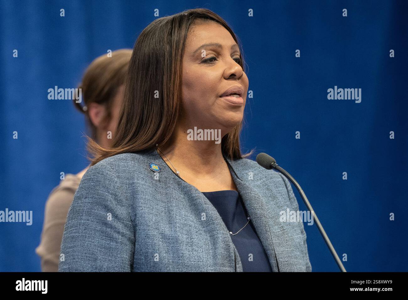 New York, New York, 23. Januar 2025: Die Generalstaatsanwältin Letitia James gibt am 23. Januar 2025 im Büro des New Yorker Generalstaatsanwalts in New York eine Erklärung über eine grundsätzliche Einigung mit Mitgliedern der Familie Sackler und ihrer Firma Purdue Pharma, Inc. Für ihre Rolle bei der Entstehung der Opioidkrise bekannt. Quelle: Lev Radin/Alamy Live News Stockfoto