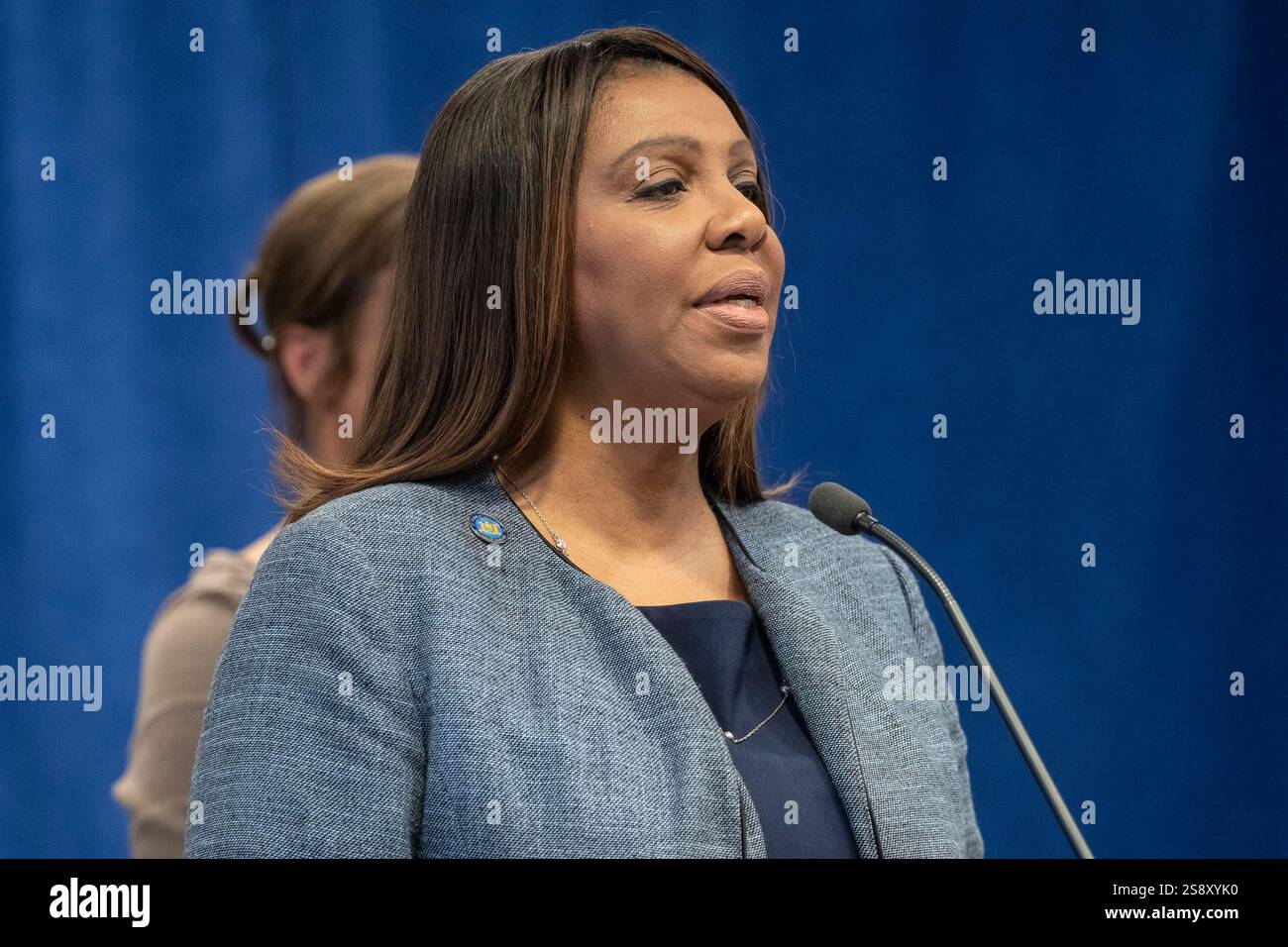 23. Januar 2025, New York, New York, USA: Generalstaatsanwaltschaft Letitia James gibt am 23. Januar 2025 im Büro des New Yorker Generalstaatsanwalts in New York eine Erklärung über eine grundsätzliche Einigung mit Mitgliedern der Familie Sackler und ihrer Firma Purdue Pharma, Inc. Für ihre Rolle bei der Entstehung der Opioidkrise bekannt. (Kreditbild: © Lev Radin/ZUMA Press Wire) NUR REDAKTIONELLE VERWENDUNG! Nicht für kommerzielle ZWECKE! Stockfoto