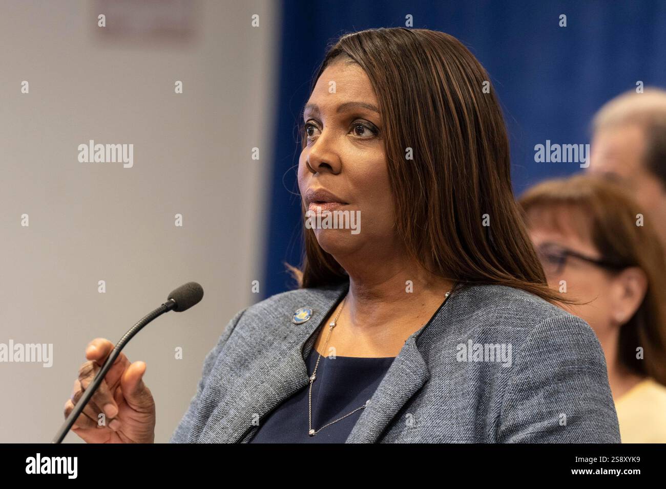 23. Januar 2025, New York, New York, USA: Generalstaatsanwaltschaft Letitia James gibt am 23. Januar 2025 im Büro des New Yorker Generalstaatsanwalts in New York eine Erklärung über eine grundsätzliche Einigung mit Mitgliedern der Familie Sackler und ihrer Firma Purdue Pharma, Inc. Für ihre Rolle bei der Entstehung der Opioidkrise bekannt. (Kreditbild: © Lev Radin/ZUMA Press Wire) NUR REDAKTIONELLE VERWENDUNG! Nicht für kommerzielle ZWECKE! Stockfoto