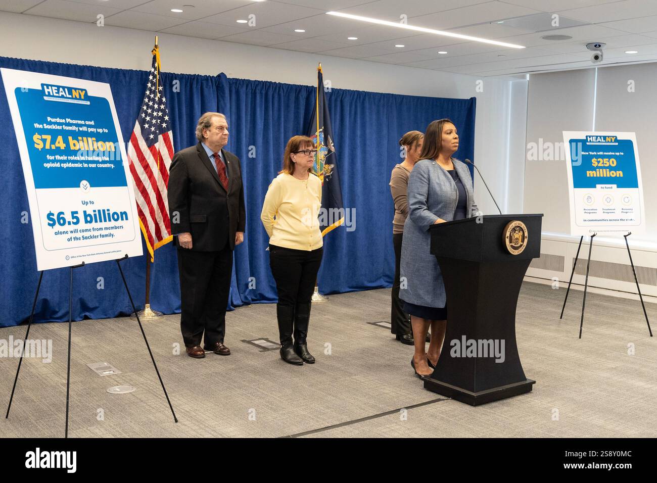 Generalstaatsanwältin Letitia James gibt am 23. Januar 2025 im Büro des New Yorker Generalstaatsanwalts in New York eine Erklärung über eine grundsätzliche Einigung mit Mitgliedern der Familie Sackler und ihrer Firma Purdue Pharma, Inc. Für ihre Rolle bei der Entstehung der Opioidkrise bekannt. (Foto: Lev Radin/SIPA USA) Stockfoto