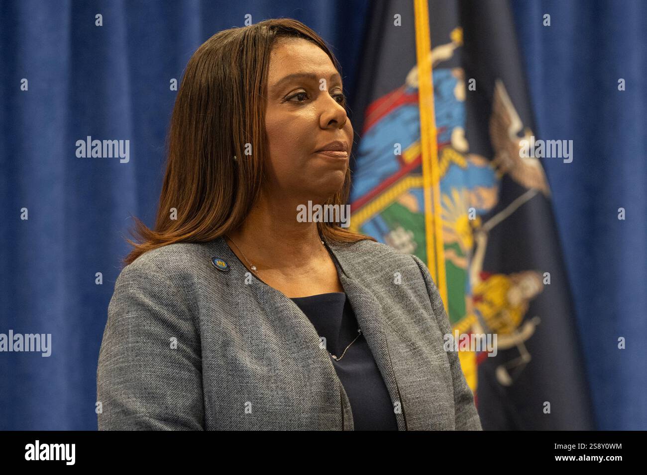 Generalstaatsanwältin Letitia James gibt am 23. Januar 2025 im Büro des New Yorker Generalstaatsanwalts in New York eine Erklärung über eine grundsätzliche Einigung mit Mitgliedern der Familie Sackler und ihrer Firma Purdue Pharma, Inc. Für ihre Rolle bei der Entstehung der Opioidkrise bekannt. (Foto: Lev Radin/SIPA USA) Stockfoto