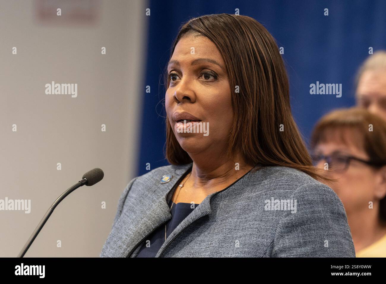 Generalstaatsanwältin Letitia James gibt am 23. Januar 2025 im Büro des New Yorker Generalstaatsanwalts in New York eine Erklärung über eine grundsätzliche Einigung mit Mitgliedern der Familie Sackler und ihrer Firma Purdue Pharma, Inc. Für ihre Rolle bei der Entstehung der Opioidkrise bekannt. (Foto: Lev Radin/SIPA USA) Stockfoto