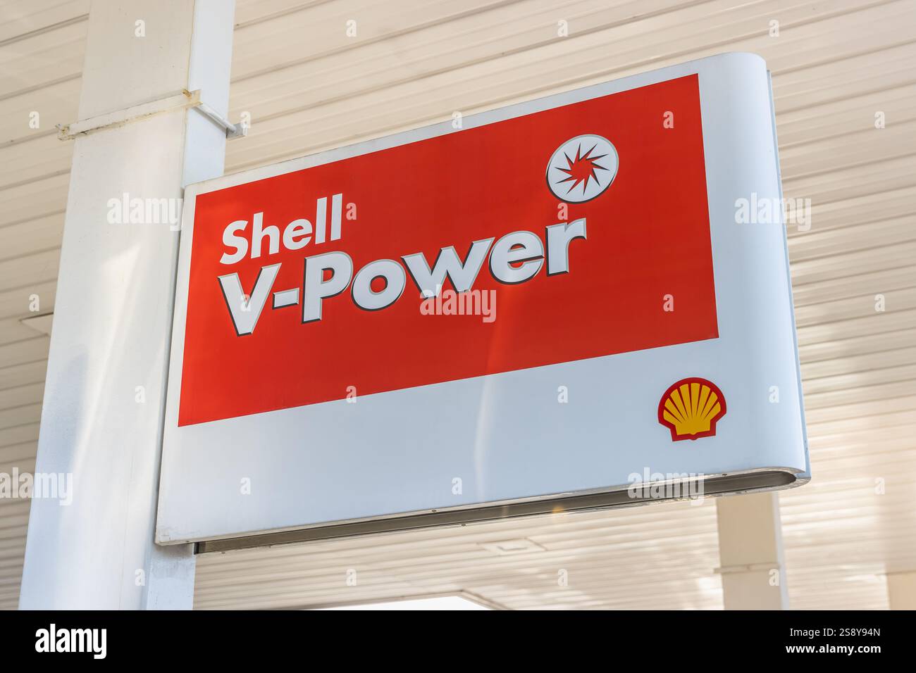 Prag, Tschechische Republik - 30. Dezember 2024: Shell Tankstelle Schild. Shell ist eine globale Gruppe von Energie- und petrochemischen Unternehmen Stockfoto