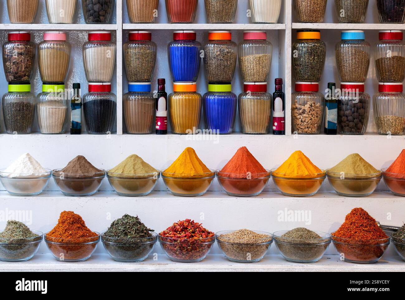 Bunte Gewürze und Farbstoffe auf dem Souk-Markt in Kairo, Ägypten Stockfoto