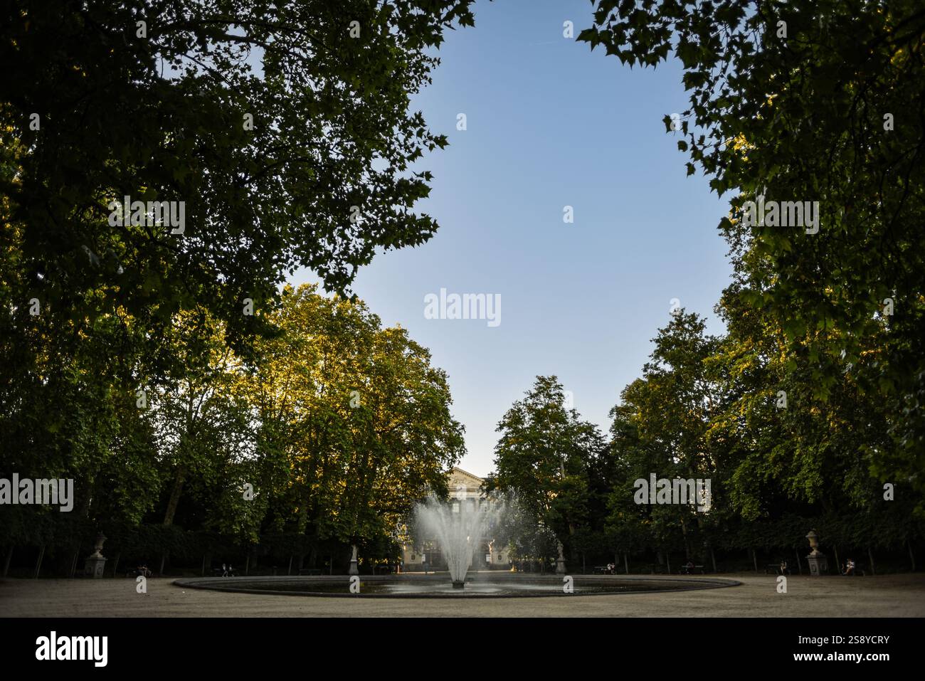 Entspannende Abendszene im Parc de Bruxelles - Brüssel, Belgien Stockfoto