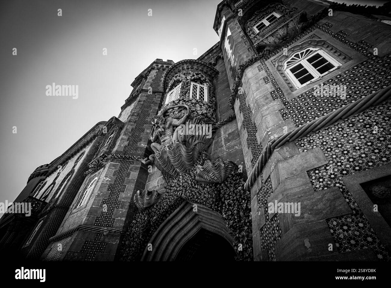 Triton-Skulptur und Wände von Palácio da Pena in Schwarz und weiß - Sintra, Portugal Stockfoto