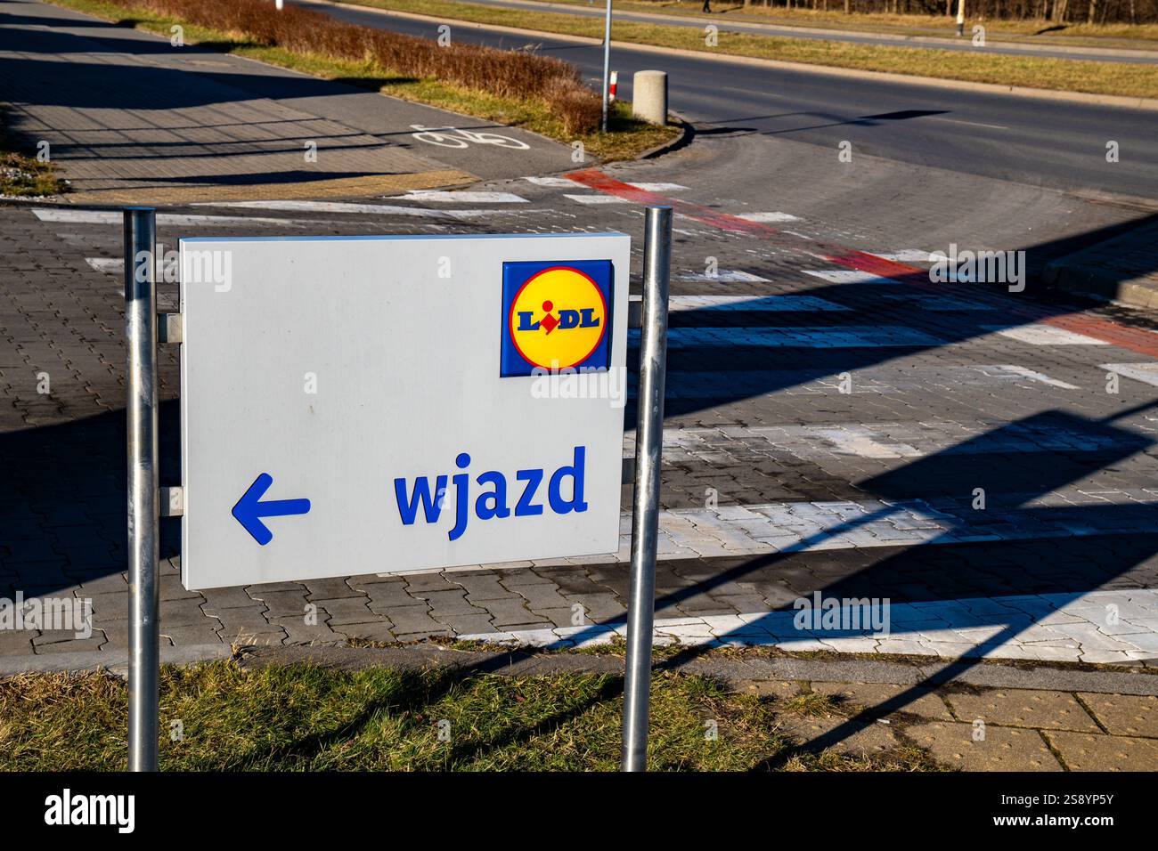 Wegweiser zum Lidl-Standort an einem sonnigen Tag Stockfoto