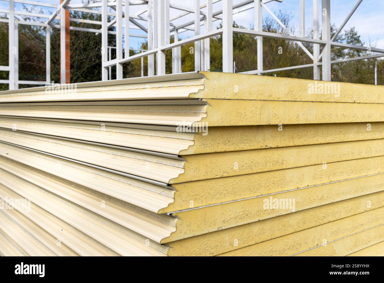 Dämmplatten Sandwichausführung, aus Metallplatten und Polyurethanschaum für die Isolierung auf einer Baustelle gestapelt und montagefertig Stockfoto