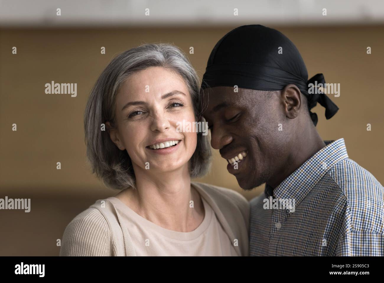 Fröhliche reife kaukasische Frau, die nahe am geliebten Schwarzen Mann steht Stockfoto