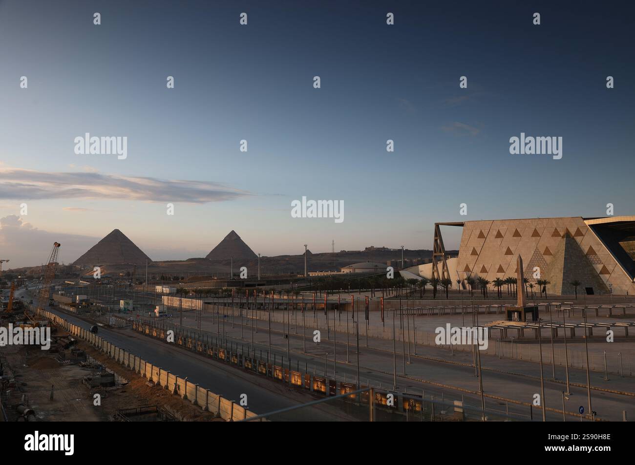 In der Nähe des Pyramidenkomplexes von Gizeh bei Sonnenaufgang, Ägypten Stockfoto