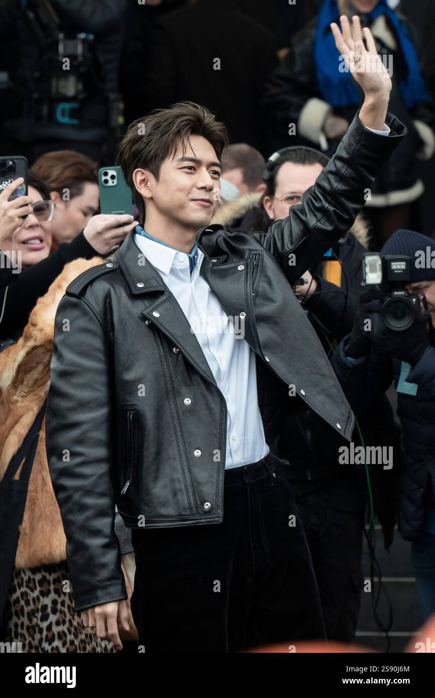Der chinesische Schauspieler Li Xian bei der Mailand Fashion Week für die Prada Herbst-Winter-Männershow, 19. Januar 2025 Stockfoto