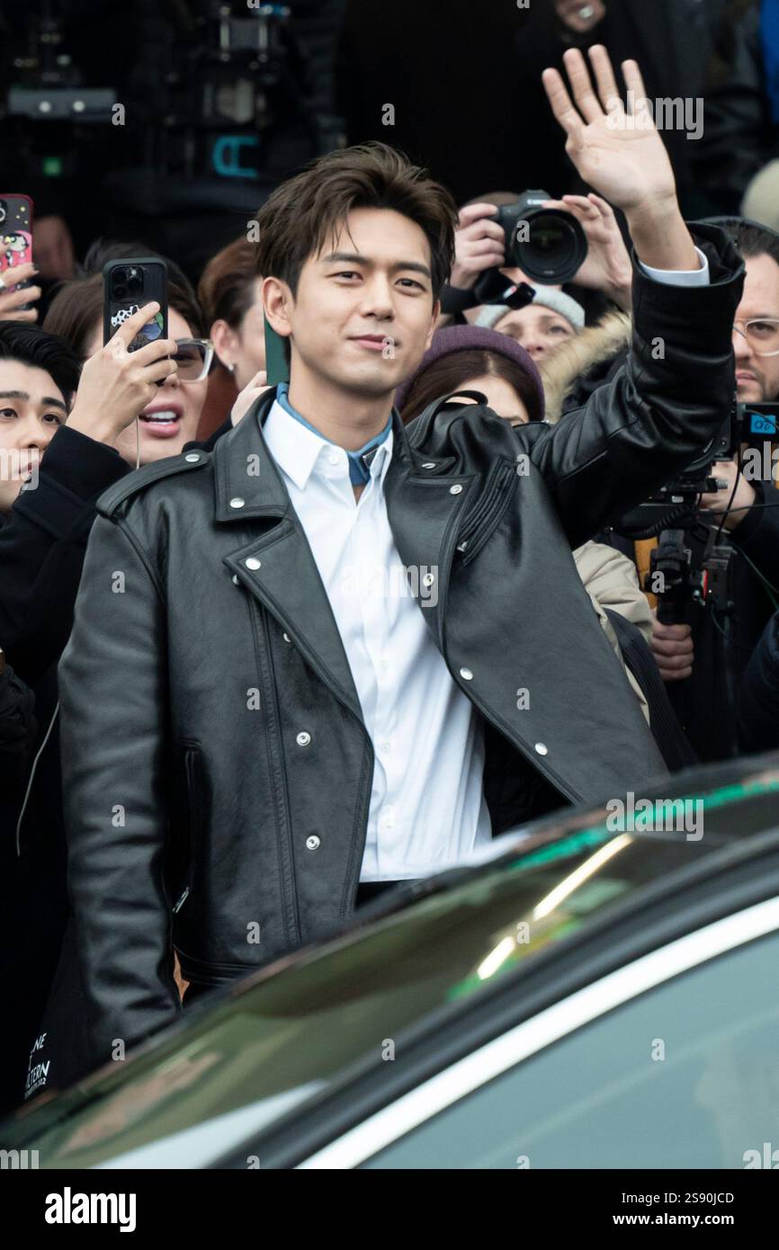 Der chinesische Schauspieler Li Xian bei der Mailand Fashion Week für die Prada Herbst-Winter-Männershow, 19. Januar 2025 Stockfoto
