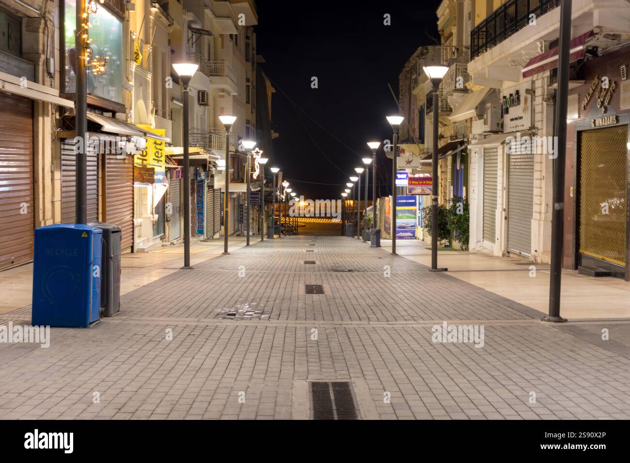 Heraklion, Kreta, Griechenland-12. Januar 2020: Abend auf der Fußgängerzone am 25. August in Heraklion, Kreta. Die Straße führt vom Zentrum zum Hafen Stockfoto