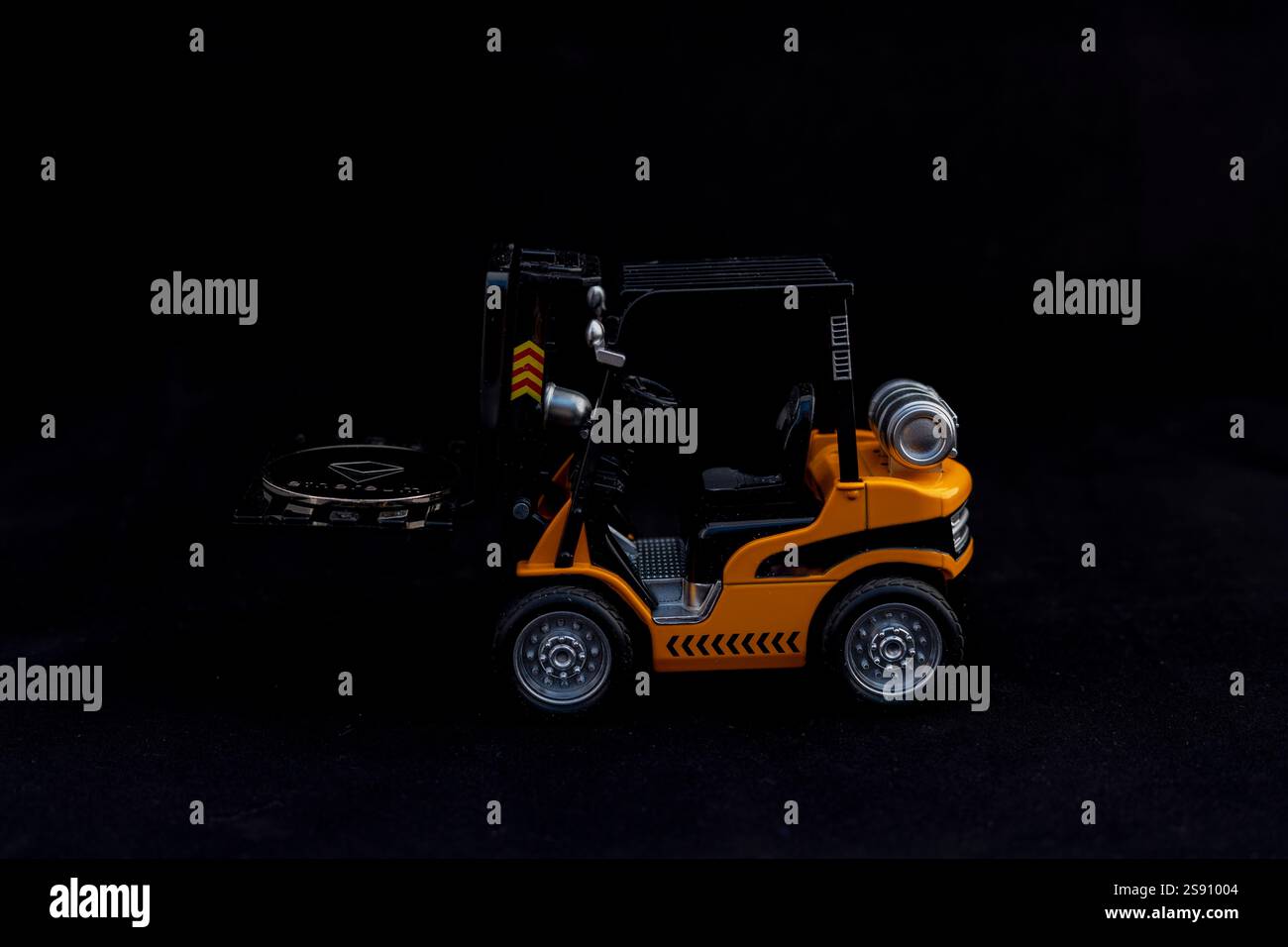 Gabelstapler mit ethereum-Münze auf schwarzem Hintergrund. Handelskonzept für Kryptowährungen im Dunkeln Stockfoto