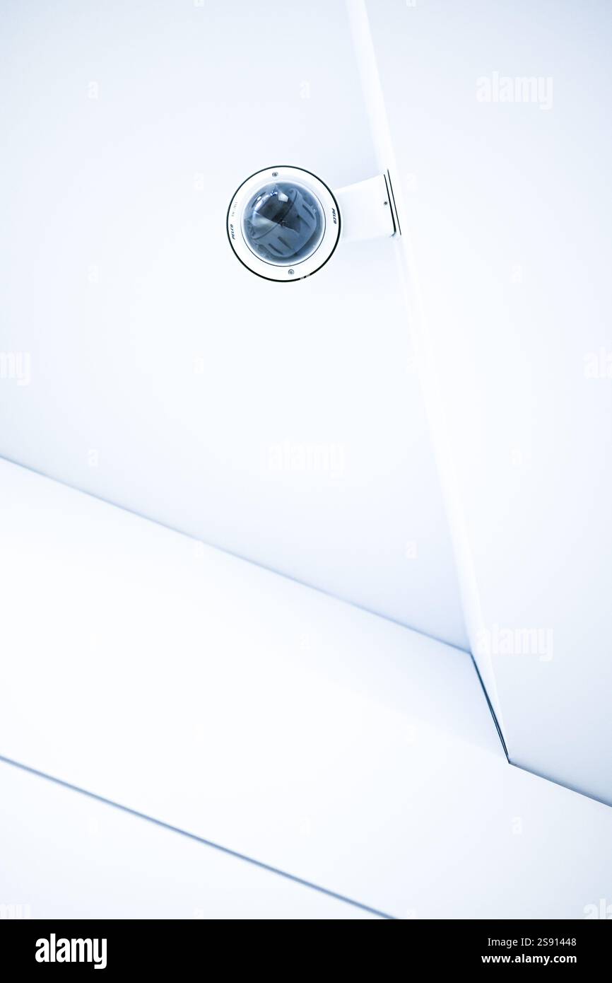 Direkt unter der Sicherheitskamera am Flughafen Stockfoto