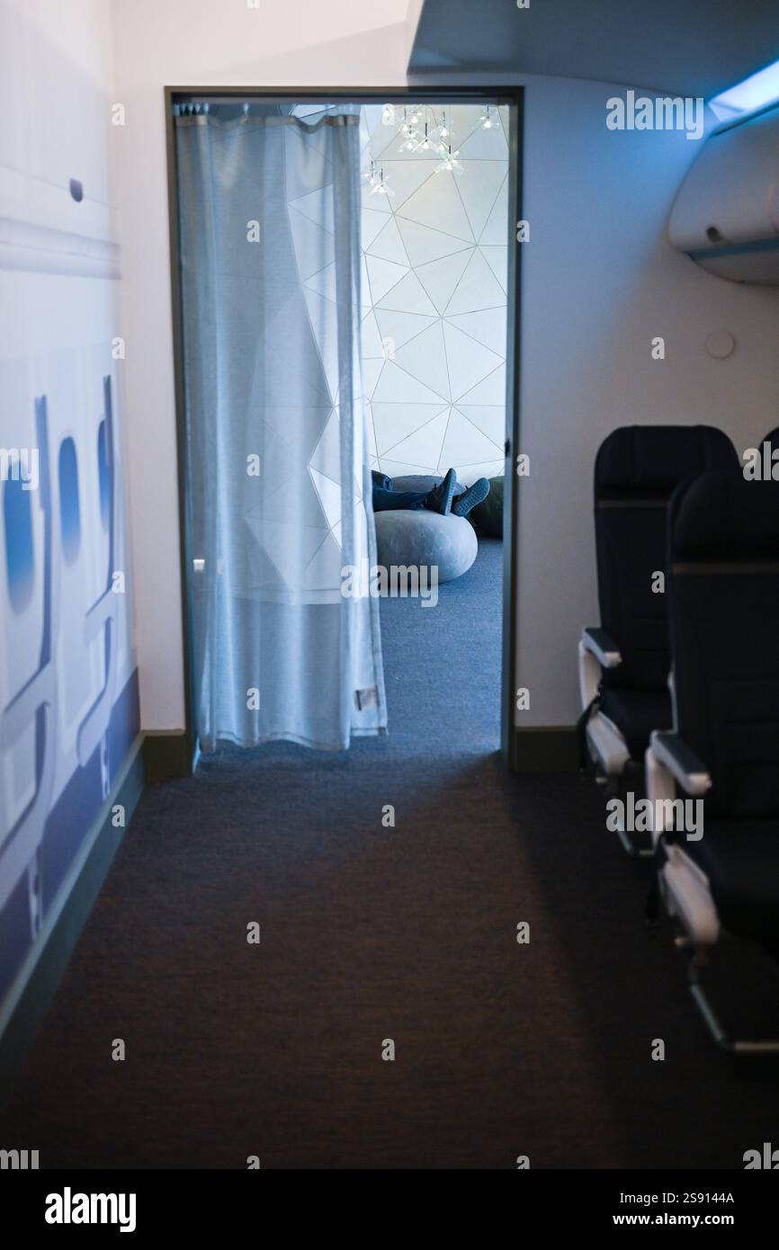 Die Person entspannt sich in der Flughafenlounge Stockfoto