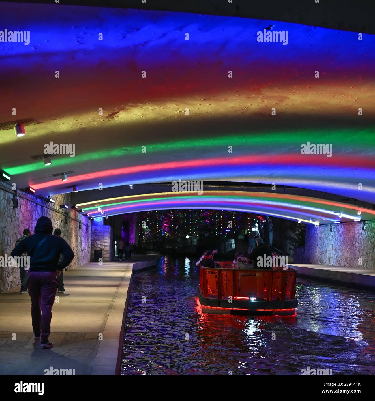 Touristen spazieren entlang des Flussschiffes in San Antonio Stockfoto