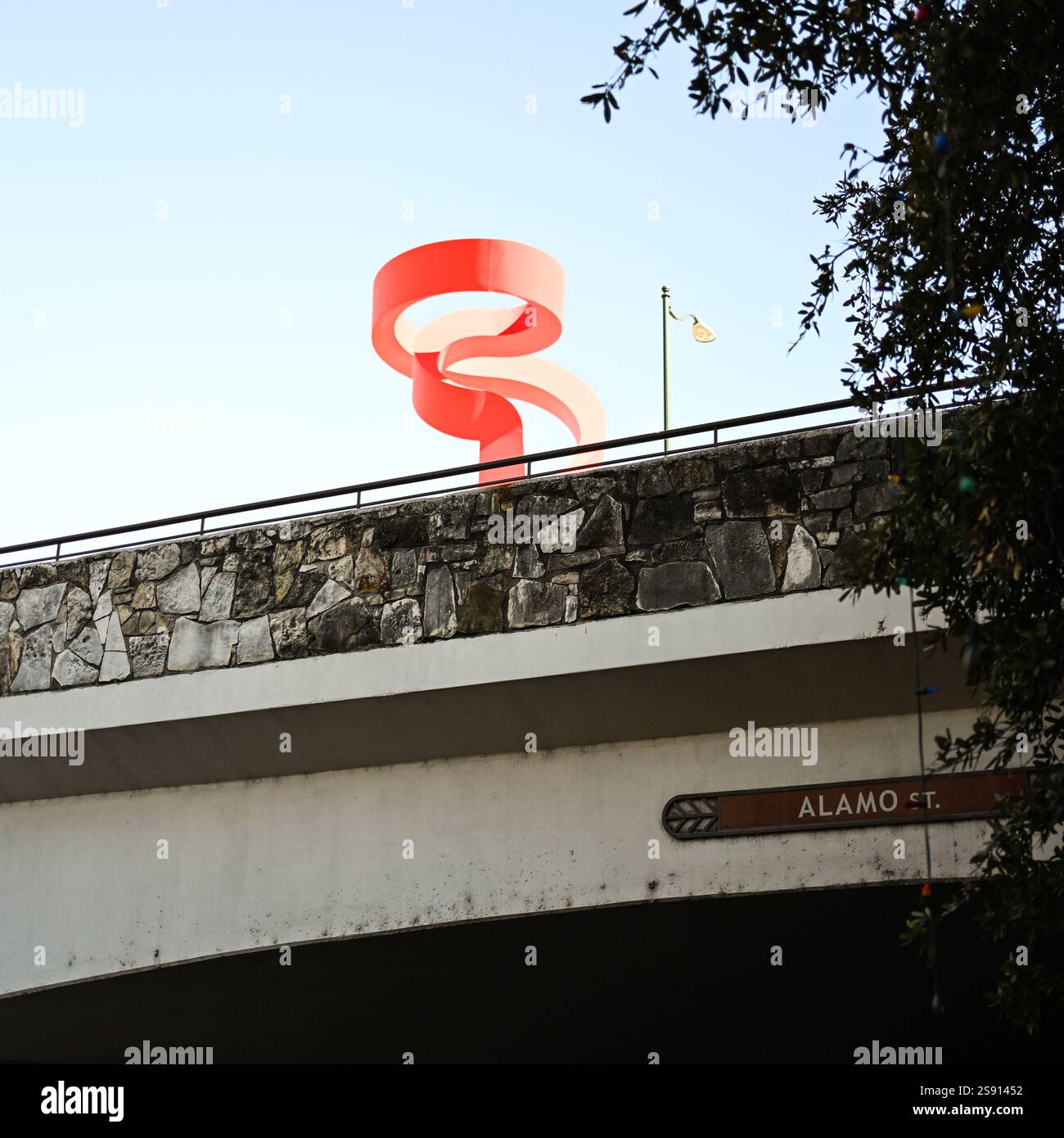 Öffentliche Kunstskulptur in der Nähe von Alamo und Riverwalk Stockfoto