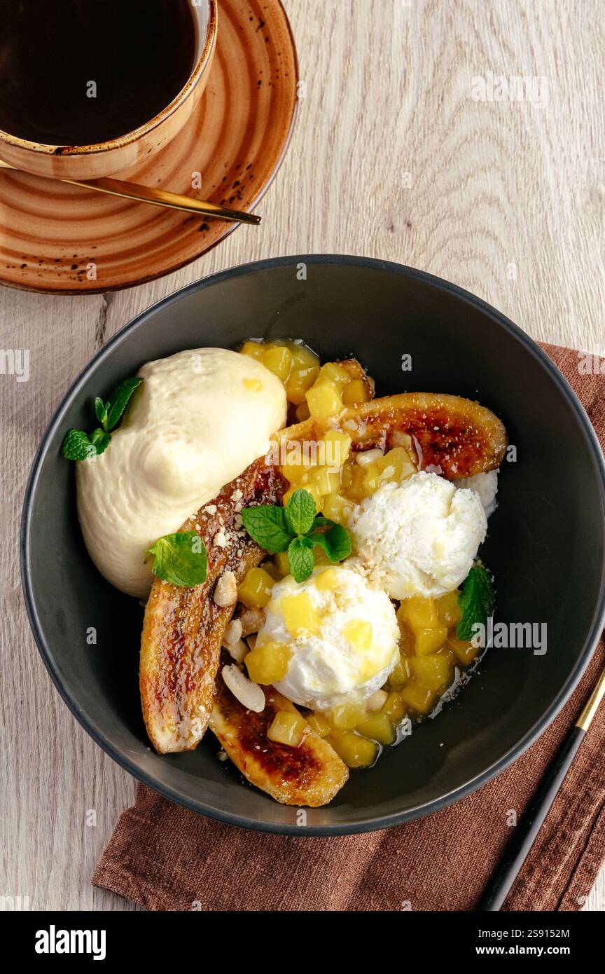 Eis mit karamelisierter Banane und Mango Stockfoto