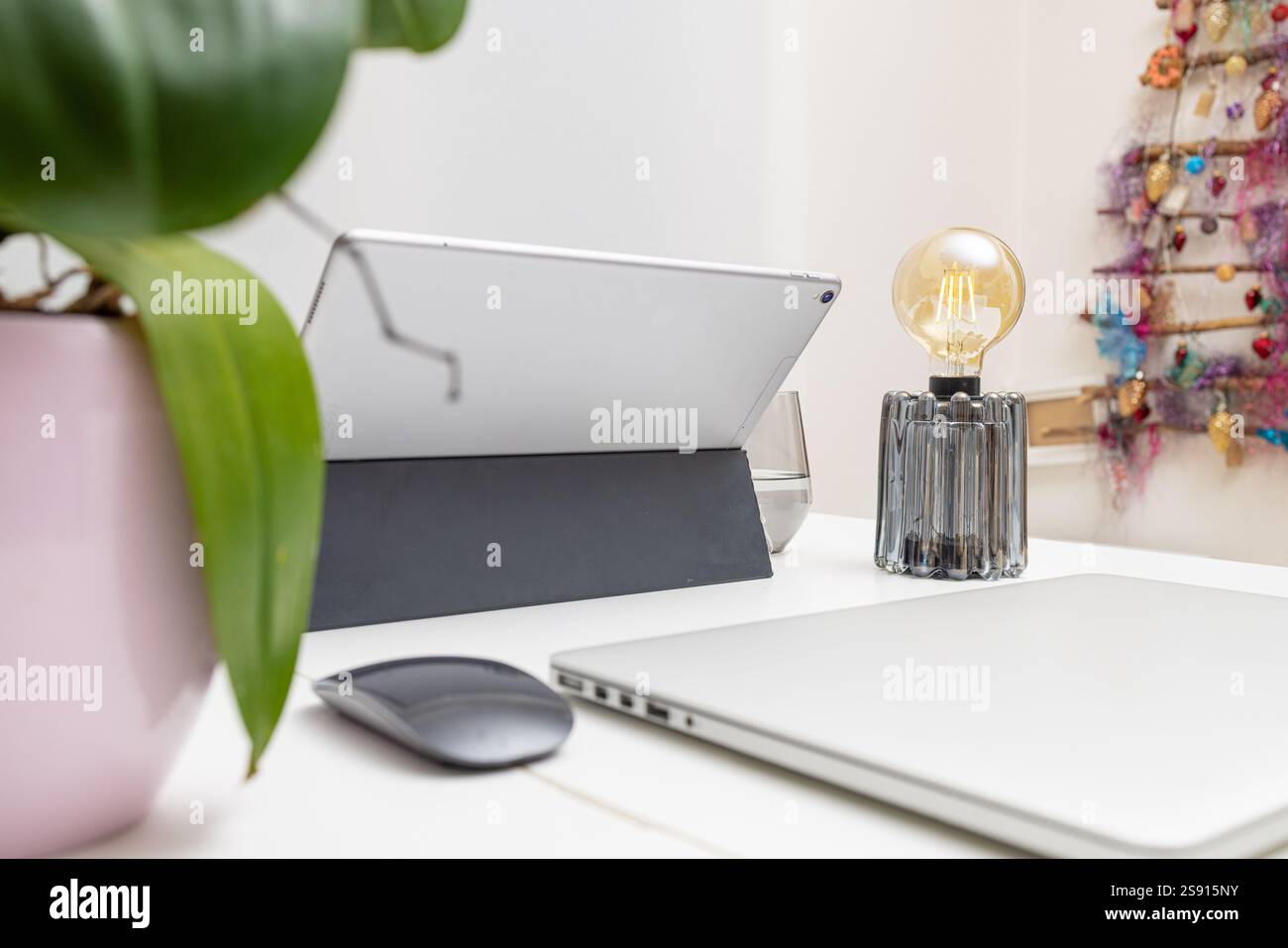 Moderner Arbeitsbereich mit Digitalgeräten und minimalistischer Einrichtung Stockfoto