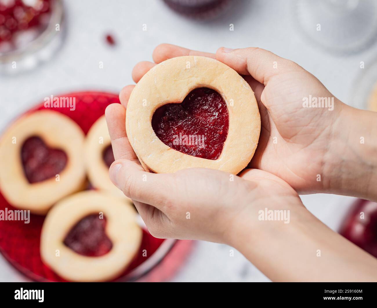 Süßes Herz in winzigen Händen: Ein Muttertagsgeschenk Stockfoto