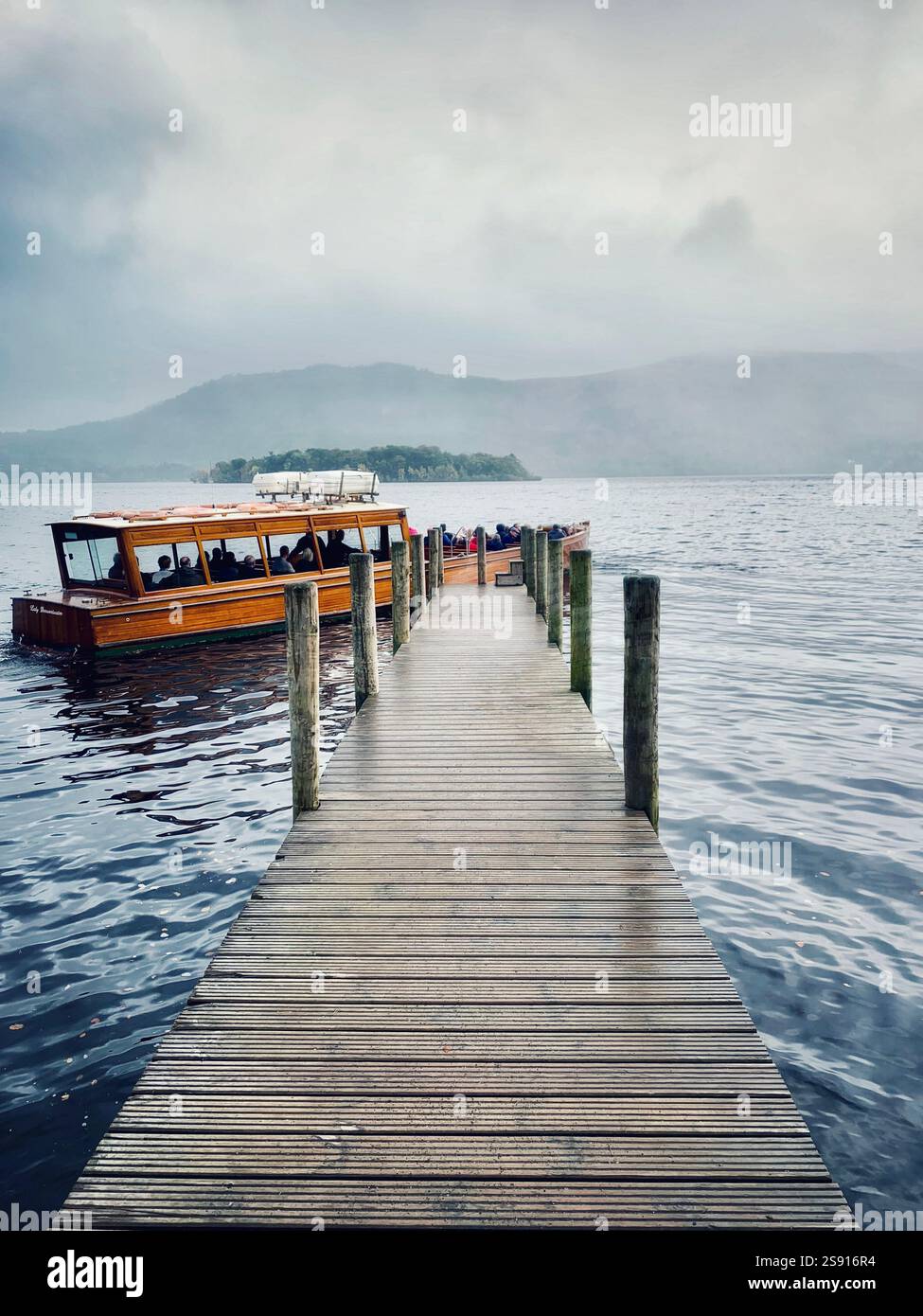 Ein hölzernes Passagierboot am High Brandelhow Jetty auf Derwentwater, Keswick im Lake District, England - Smartphone-aufgenommenes Stockfoto