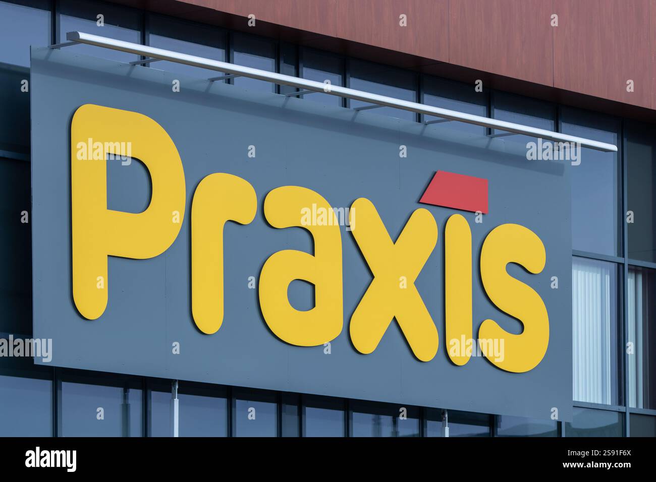 Praxis Store Logo über dem Eingang, machen Sie es selbst Megastore Shopping. Stockfoto