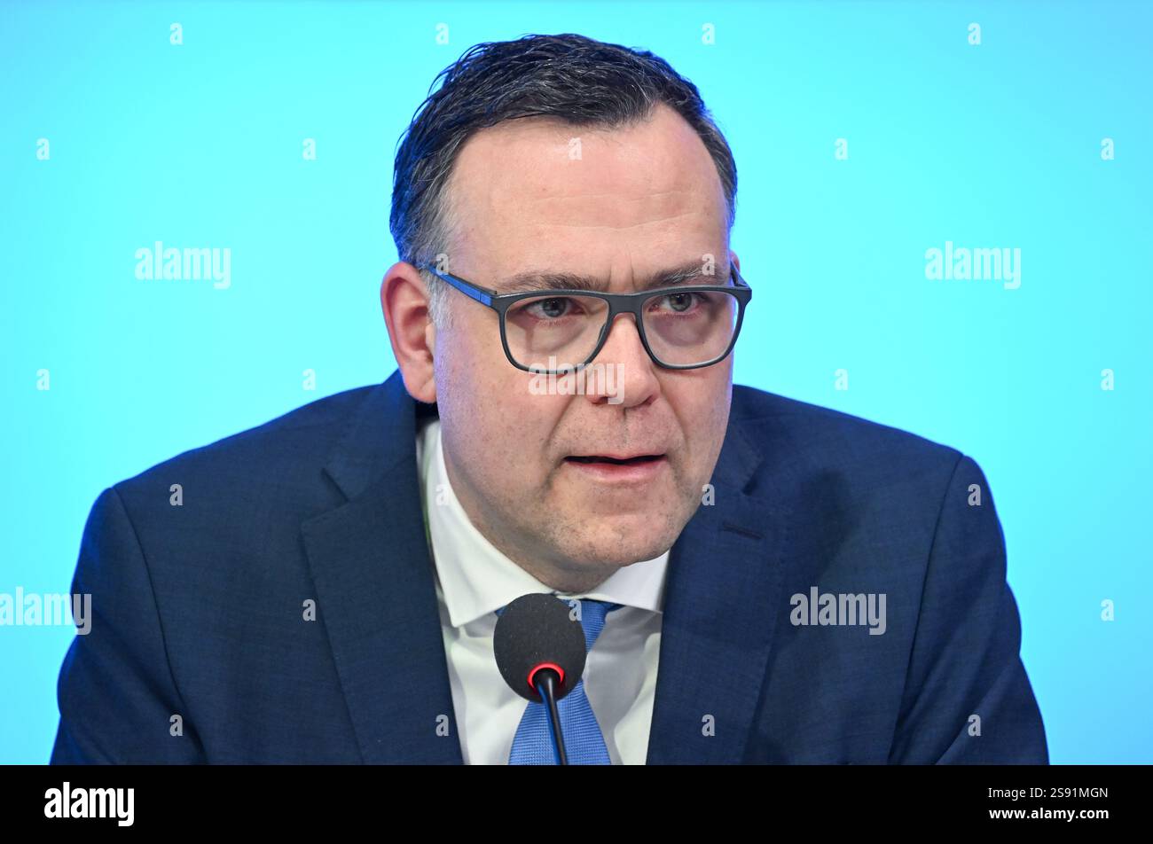 24. Januar 2025, Baden-Württemberg, Stuttgart: Siegfried Lorek (CDU), Staatssekretär für Migration Baden-Württembergs, stellt einen Überblick über die Sondereinsatzgruppe "gefährliche Ausländer" vor. Die Sondereinsatzgruppe im Justizministerium ist für die rasche Beendigung des Aufenthalts von Flüchtlingen zuständig, die als gefährlich gelten. Foto: Bernd Weißbrod/dpa Stockfoto