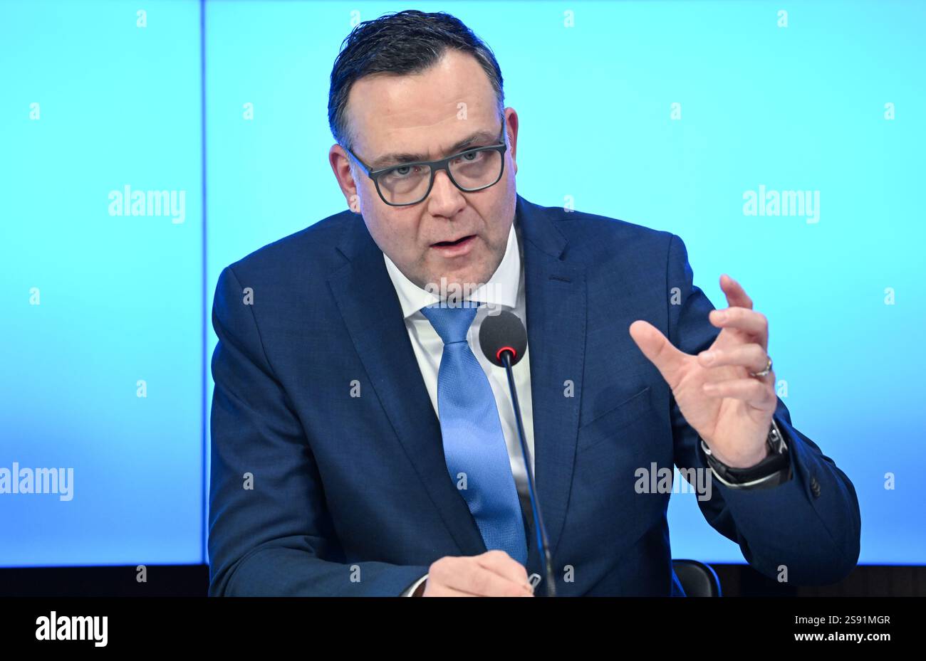 24. Januar 2025, Baden-Württemberg, Stuttgart: Siegfried Lorek (CDU), Staatssekretär für Migration Baden-Württembergs, stellt einen Überblick über die Sondereinsatzgruppe "gefährliche Ausländer" vor. Die Sondereinsatzgruppe im Justizministerium ist für die rasche Beendigung des Aufenthalts von Flüchtlingen zuständig, die als gefährlich gelten. Foto: Bernd Weißbrod/dpa Stockfoto