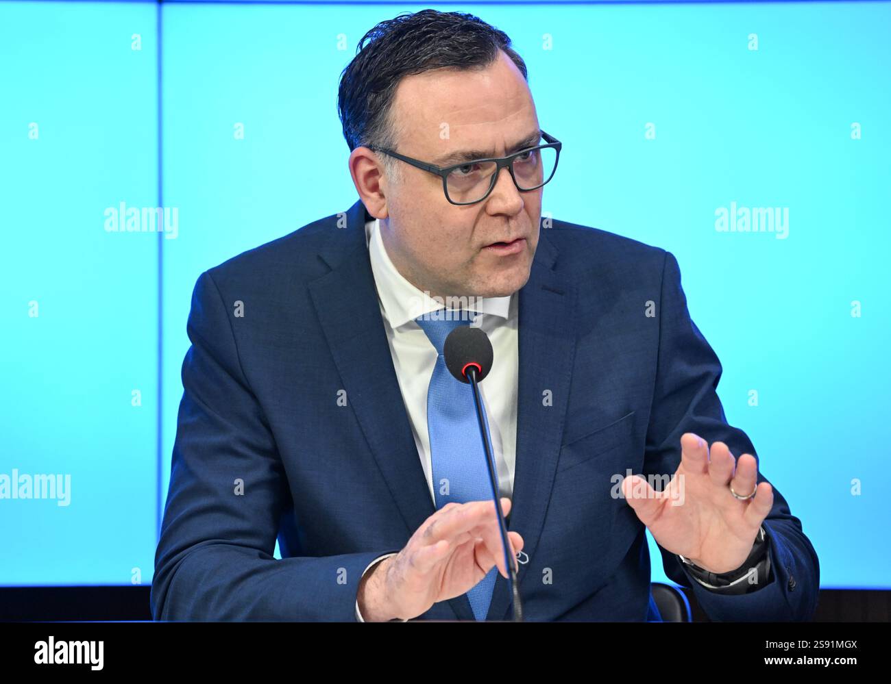 24. Januar 2025, Baden-Württemberg, Stuttgart: Siegfried Lorek (CDU), Staatssekretär für Migration Baden-Württembergs, stellt einen Überblick über die Sondereinsatzgruppe "gefährliche Ausländer" vor. Die Sondereinsatzgruppe im Justizministerium ist für die rasche Beendigung des Aufenthalts von Flüchtlingen zuständig, die als gefährlich gelten. Foto: Bernd Weißbrod/dpa Stockfoto