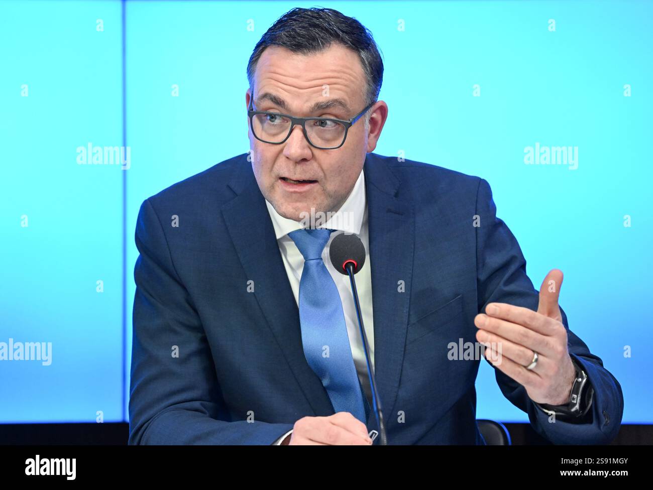 24. Januar 2025, Baden-Württemberg, Stuttgart: Siegfried Lorek (CDU), Staatssekretär für Migration Baden-Württembergs, stellt einen Überblick über die Sondereinsatzgruppe "gefährliche Ausländer" vor. Die Sondereinsatzgruppe im Justizministerium ist für die rasche Beendigung des Aufenthalts von Flüchtlingen zuständig, die als gefährlich gelten. Foto: Bernd Weißbrod/dpa Stockfoto