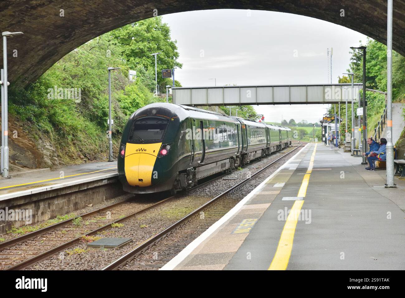 GWR Hitachi BI-Mode Klasse 802 Nr. 802021 von der Station Liskeard, Cornwall, mit einer Verbindung von Newquay nach London Paddington am 18. Mai 2022. Stockfoto